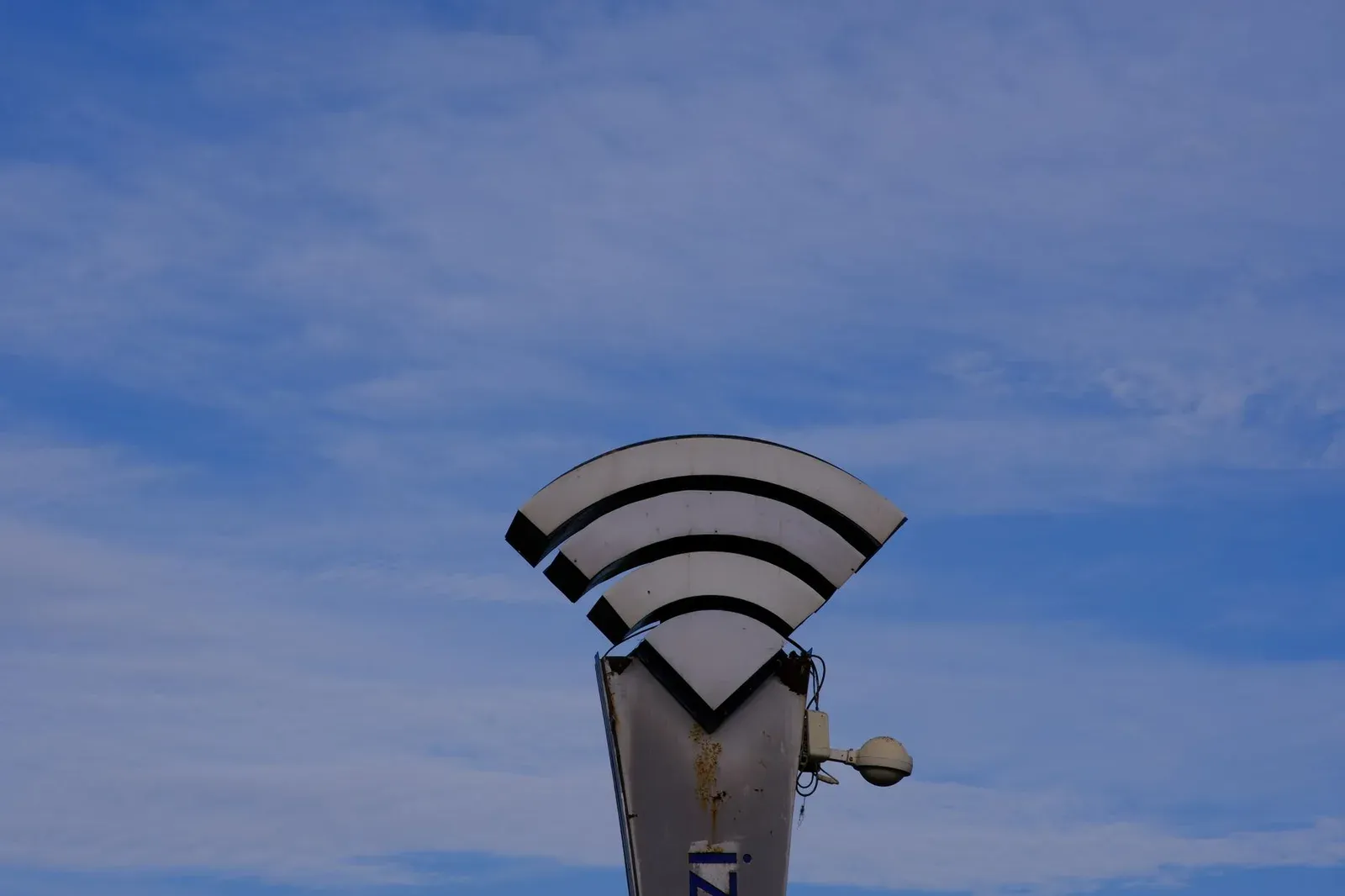 A WiFi symbol sculpture set against a clear blue sky in İzmir, Türkiye.